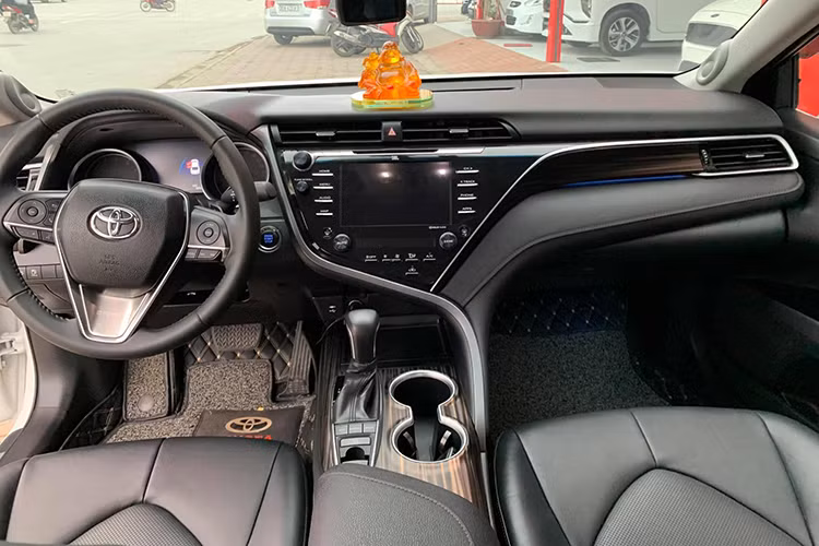 Không gian nội thất của Camry 2019 là sự lột xác hoàn toàn chắc chắn sẽ khiến các khách hàng khó tính nhất cũng phải hài lòng, bởi nó không còn “già cỗi” mà trẻ trung và hiện đại hơn. Thiết kế mới sử dụng chất liệu da phối hợp với các viền mạ crôm trang trí. Tiện nghi cho người dùng bao gồm ghế lái chỉnh điện 10 hướng, ghế phụ phía trước chỉnh điện 8 hướng, sạc điện thoại không dây, mở cửa/khởi động máy không cần chìa.