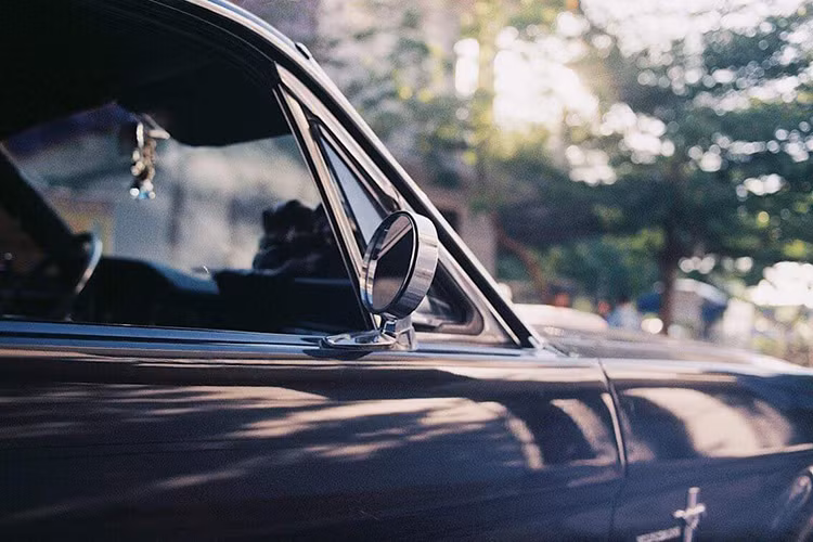 Nội thất xe Ford Mustang 1965 đậm chất cổ điển với tone màu đen chủ yếu và nổi bật bởi các chiếc tiết ốp gỗ hiện đại. Xe trang bị ghế da màu đen đi kèm vô lăng 3 chấu. Vì kích thước xe tương đối lớn nên khoang cabin bên trong rất rộng rãi, đặc biệt là ở hàng ghế trước.