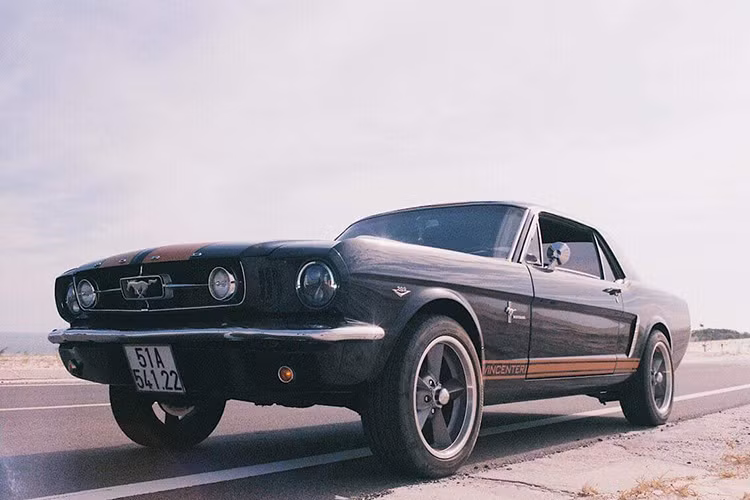 Mẫu xe cơ bắp Ford Mustang ra đời từ năm 1964. Phiên bản concept lần đầu được giới thiệu năm 1962 dựa trên nền tảng chiếc Ford Falcon. Đây cũng là dòng xe xuất hiện nhiều trong những bộ phim bom tấn của Hollywood trong đó có loạt phim Fast &amp; Furious.