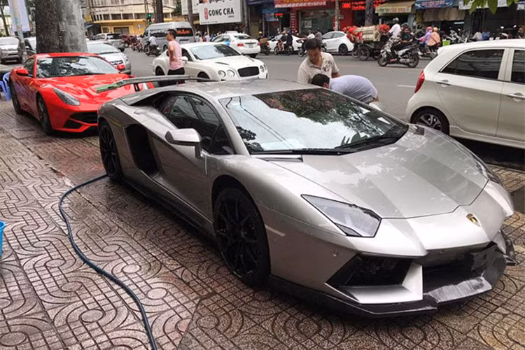 Bộ body kit độ DMC mang đến cho bộ mặt của siêu xe Lamborghini Aventador LP700-4 cánh lướt gió bằng sợi carbon, chi tiết này vừa tăng tính khí động học cho xe cũng giúp ngoại hình "siêu bò" trở nên khác biệt so với xe nguyên bản. Bên hông siêu xe Lamborghini Aventador LP700-4 cũng được hãng độ đến từ Đức trang bị nẹp lườn bằng sợi carbon.
