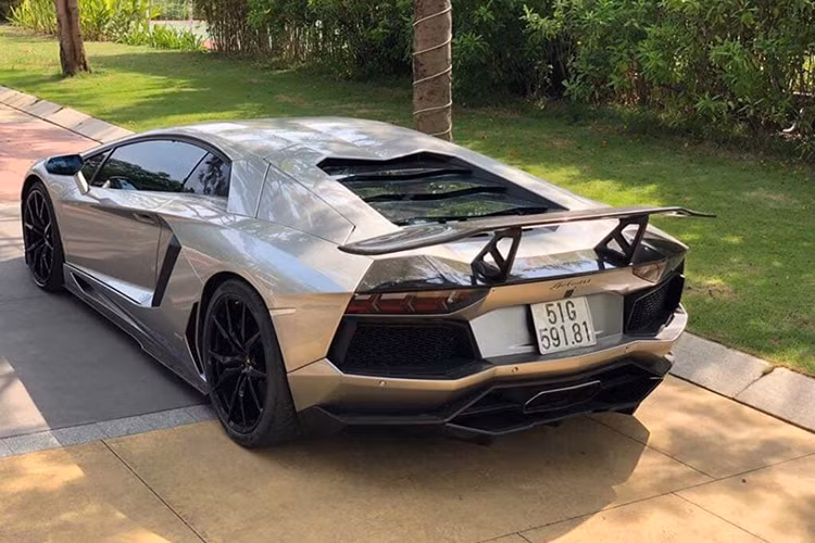 Hiện chiếc siêu xe Lamborghini Aventador LP700-4 độ DMC độc nhất Việt Nam đang được chủ mới rao bán tiếp với giá hơn 1 triệu đô la (tương đương 23,39 tỷ đồng). Chiếc Lamborghini Aventador LP700-4 độ body kit DMC này được ông Đặng Lê Nguyên Vũ mua vào tháng 4/2018 và từng xuất hiện trong hành trình siêu xe xuyên Việt.