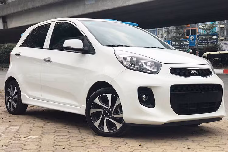 Phân khúc xe cỡ A lại thêm sôi động trong mùa mua sắm cuối năm khi mẫu xe giá rẻ Kia Morning có thêm phiên bản mới Morning AT mới. Đây cũng là mẫu xe số tự động được bán ra với mức giá rẻ nhất phân khúc đô thị cỡ nhỏ, với động cơ và diện mạo năng động được giữ nguyên từ "đàn anh" Kia Morning S AT đang bán ra.