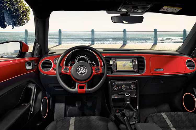 Hệ thống thông tin giải trí mới nhất của hãng xe Volkswagen cũng sẽ có mặt trên mẫu xe này (nhưng lại dưới dạng tuỳ chọn thêm) bao gồm màn hình cảm ứng 6,3 inch, MirrorLink kết nối đa phương tiện với các phần mềm Apple CarPlay và Android Auto.