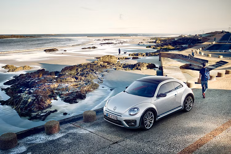 Ngoài những mặt mới đầy tích cực ở ngoại thất ra, phiên bản Beetle 2017 lần này cũng đánh dấu lần đầu tiên mẫu xe này có hệ thống kiểm soát điểm mù, cảnh báo va chạm ngang phía sau hay cảm ứng đỗ xe.