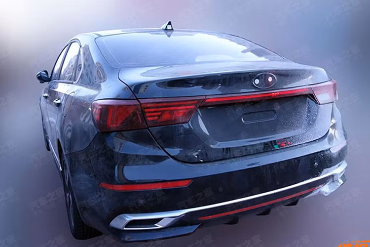 Về động cơ, Kia Cerato tại Trung Quốc dự kiến vẫn có 2 tùy chọn máy xăng. Đầu tiên là động cơ xăng 4 xi-lanh, tăng áp, dung tích 1,4 lít. Thứ hai là động cơ xăng 4 xi-lanh, dung tích 1,5 lít mới, thay loại 1,6 lít cũ. Ngoài ra, xe còn có phiên bản plug-in hybrid PHEV.