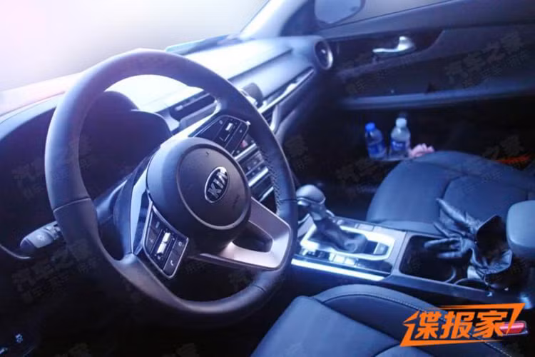 Nhìn chung, Kia Creato 2019 mới này cũng đã được tối ưu hóa cụm điều khiển trung tâm với phanh tay được thay bằng phanh đỗ xe điện tử nhằm giải phóng không gian. Ngoài ra, Kia K3 2019 tại Trung Quốc còn có thêm cửa gió điều hòa hàng ghế sau mới.