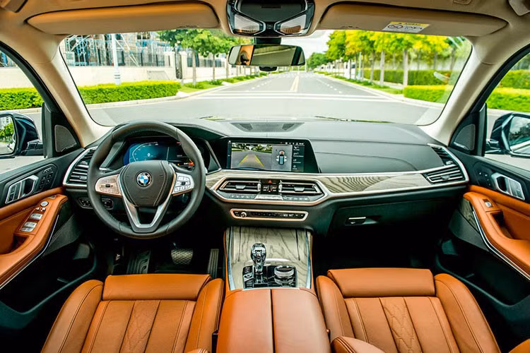 BMW X7 xDrive40i tại Việt Nam được trang bị Tiêu Chuẩn hệ thống treo khí nén, hoạt động song song với hệ thống kiểm soát cân bằng thông minh (DSC). Khi chế độ SPORT được kích hoạt, hay khi xe đạt vận tốc trên 138 km/h, chiều cao thân xe sẽ tự động hạ xuống 20mm.