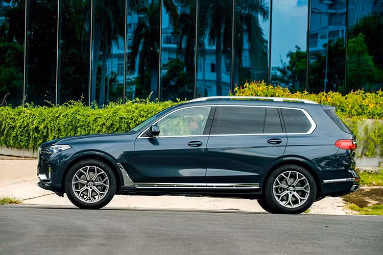 Hiện tại, BMW X7 đang chịu sức ép cạnh tranh rất lớn từ đối thủ đồng hương Mercedes-Benz GLS 450 4MATIC nhập chính hãng vừa ra mắt đang được phân phối với giá bán từ 4,909 tỷ đồng (đã bao gồm VAT). Có thể thấy, mức giá của Mercedes-Benz GLS thế hệ mới đang hấp dẫn nhất nếu so với các đối thủ trong phân khúc SUV hạng sang cỡ lớn, trong đó bao gồm dòng BMW X7.