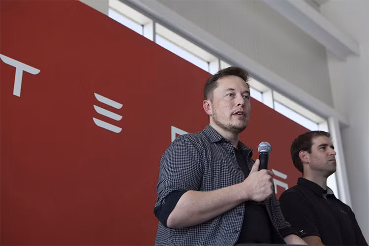 Ở phiên bản hiệu năng cao Tesla Model 3 mới sẽ có hệ dẫn động bốn bánh (all-wheel-drive) là trang bị tiêu chuẩn với mô-tơ kép (dual-motor) được đặt trên 2 trục. Bên cạnh đó, siêu xe điện mới này cũng sẽ gia tăng phạm vi di chuyển từ 220 lên 310 dặm sau mỗi lần sạc đầy.