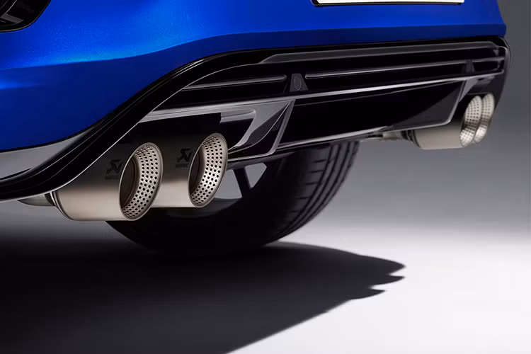 Những trang bị dành riêng cho Volkswagen T-Roc R 2020 bao gồm vỏ gương ngoại thất mạ crôm màu nhám, cánh gió mui, tấm ốp bảo vệ gầm trước/sau, ốp cua lốp mở rộng màu đen và cùm phanh màu đen với logo R.
