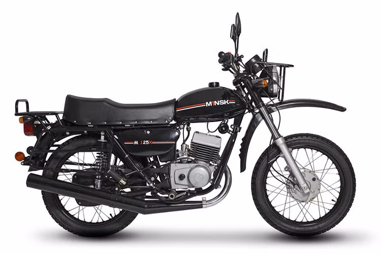 Bên cạnh đó, với mức giá mà chủ nhân chiếc xe M1nsk M125X "thét" tới hơn 100 triệu đồng, nhiều người chơi xe và đam mê dòng xe Minsk huyền thoại cũng phải ngán ngẩm quay đầu về chơi và độ, chế lại những chiếc xe cũ hiện vẫn đang chạy tốt tại Việt Nam với giá chỉ vài triệu.