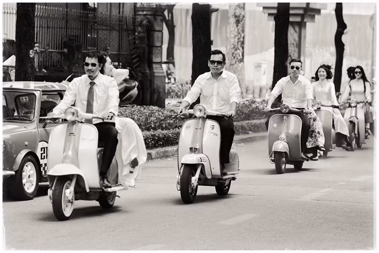 Trên đường phố Sài Gòn những năm 60-70 không khó để bắt gặp những chiếc xe máy Vespa cổ đẹp như thế này.