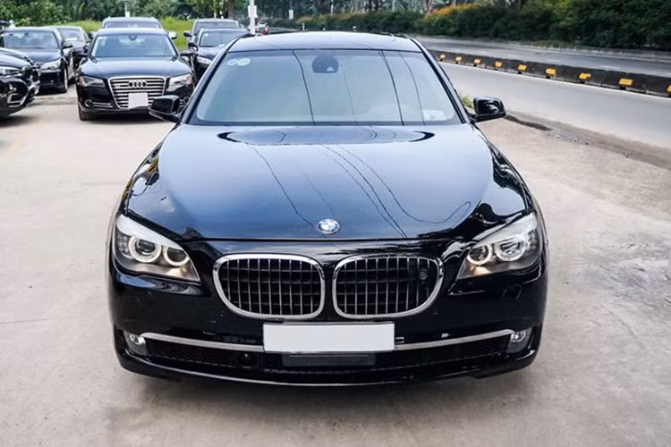 Mặc dù là xe cũ, nhưng người dùng sẽ có một chiếc xe chất lượng tốt, cảm giác lái tuyệt vời và độ an toàn cao. Tuy nhiên với mức giá lên tới 1,35 tỷ đồng cho chiếc sedan hạng sang cỡ lớn đời cũ thương hiệu BMW này, có lẽ nhiều người tiêu dùng hiện nay chắc chắn sẽ chọn một chiếc xe mới cùng tầm giá như Toyota Camry 2.5 Q 2017 nhưng mới cứng.