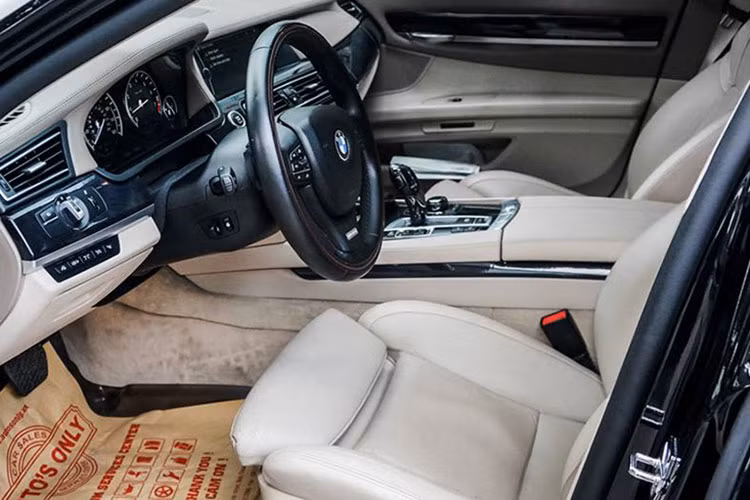 Theo đồng hồ, chiếc sedan hạng sang cỡ lớn này đã lăn bánh được 72.895Km trong 08 năm sử dụng. Căn cứ theo đó, trung bình mỗi năm chiếc sedan này lăn bánh khoảng 9.100Km. Dù các chi tiết nội thất không thể tránh khỏi xuống cấp theo thời gian sau ngần ấy năm lăn bánh, nhưng nhìn chung nội thất xe vẫn còn khá mới mẻ và vẫn toát lên vẻ sang trọng.