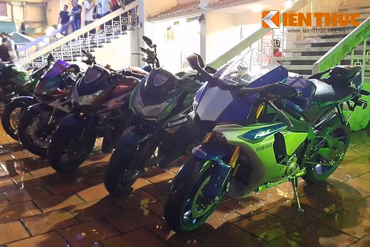 Siêu môtô đình đám trong thời gian vừa qua Yamaha R1 2015 cũng góp mặt tại sự kiện này.