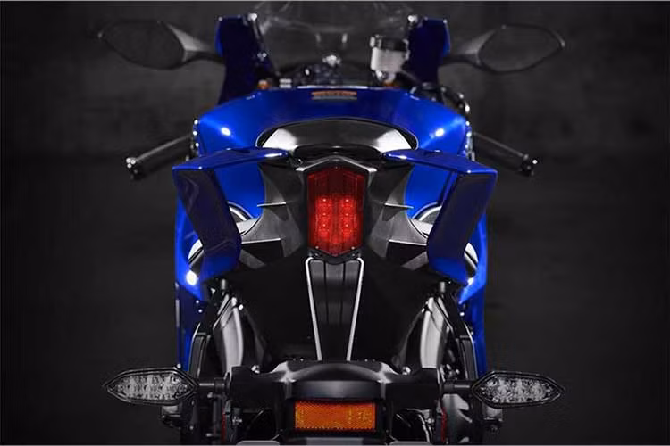 Ở phía trước, cặp phuộc USD của R6 mới đã được Yamaha thay bằng phuộc KYB với đường kính 43 mm thay vì 41 mm như bản cũ. Xe vẫn tiếp tục sử dụng thiết kế vành 5 cánh đơn khỏe khoắn nhưng có phanh trước với đĩa lớn hơn 10 mm, đạt 320 mm. Hệ thống phanh trước vẫn có dạng 4 piston nhưng nay đã được trang bị sẵn ABS. Cả phuộc và phanh trước đều được thương hiệu Yamaha lấy từ R1.