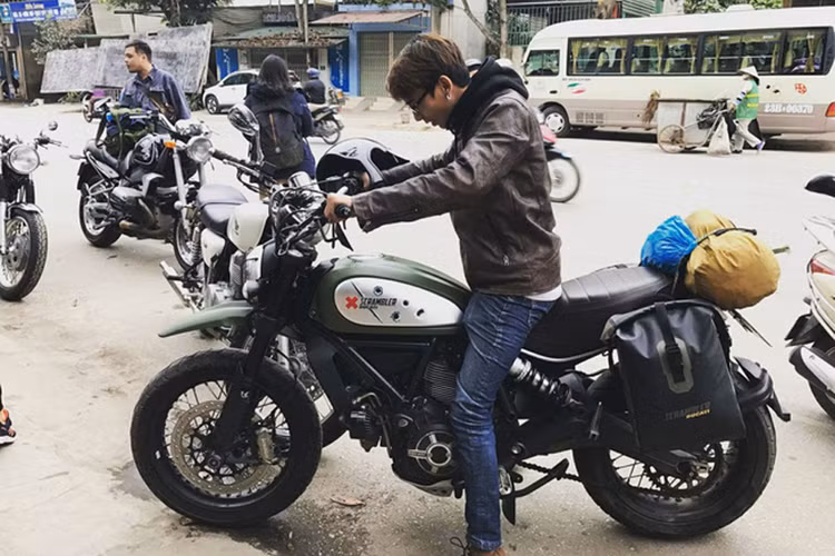 Được biết danh tính của anh chàng tài xế xe ôm Ducati kia tên đầy đủ là Nguyễn Mạnh Hữu. Hữu cho biết, đúng là chiếc Ducati Monster anh đang chạy có giá thực tế không dưới 200 triệu, và đúng là anh đang chạy xe ôm bằng nó, nhưng không phải vì làm màu, càng không phải vì muốn kiếm nhiều tiền từ “nghề” xe ôm. mà chủ yếu chỉ là đam mê và sở thích.
