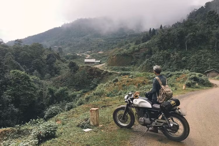 Tuy nhiên, nổi thì nổi là vậy, nhưng bên cạnh những người tỏ ra thích thú và hy vọng một lần “vợt” được anh chàng xe ôm công nghệ cao này để thử cảm giác ngồi sau lưng con xe môtô phân khối lớn trị giá cả trăm triệu đồng diễu phố, thì cũng không ít cư dân mạng chua chát cho rằng, anh chàng này… làm màu.