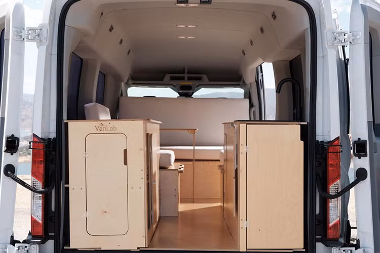 Những bộ kit cho xe ôtô Minivan này được thiết kế với chức năng thông minh, vì mọi thứ đều có tính độc lập. Như vậy, chủ xe có thể chuyển đổi từ giường đa năng thành phòng khách chỉ trong vài giây và thậm chí không cần phải rời khỏi phương tiện.