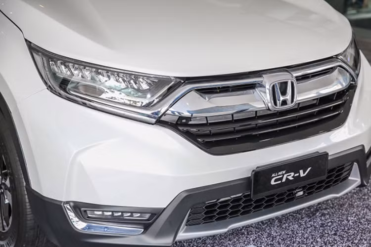Thế hệ thứ 5 của mẫu xe SUV cỡ trung Honda CR-V mới sau khi ra mắt ở Thái Lan cũng đã sớm có mặt ở thị trường Malaysia vào tháng 07/2017. Đáng chú ý, riêng thị trường Malaysia chỉ có bản 5 chỗ thay vì có thêm bản 7 chỗ như lần ra mắt ở Thái Lan. Nhưng điều này không làm giảm "cơn cuồng" của người tiêu dùng nước này.