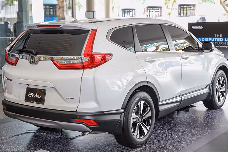 Theo thống kê mới nhất, sau 3 tháng ra mắt, Honda CR-V 2017 tiếp tục vượt qua doanh số mục tiêu khi đơn hàng đã vượt con số 5.000 xe, lượng xe tiêu thụ hàng tháng gấp đôi mốc 700 xe/tháng như kỳ vọng ban đầu. Hiện, Honda Malaysia đã giao được 3.080 xe cho khách hàng. 