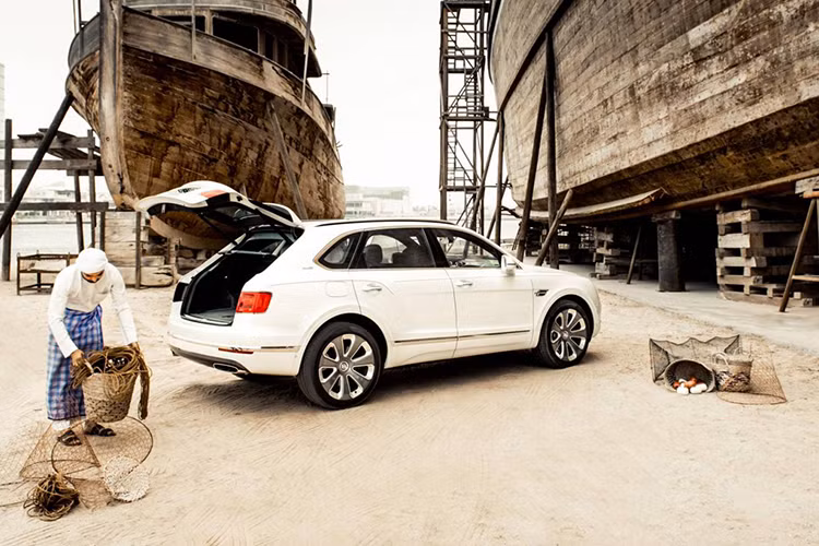 Đương nhiên, Bentayga phiên bản đặc biệt này là sản phẩm do bộ phận Mulliner của Bentley phát triển. Vì vậy, Bentley Bentayga Pearl Of The Gulf có tính cá nhân hóa cao và ra đời để ca ngợi nghề truyền thống lặn lấy ngọc trai tại vùng Vịnh Ả-Rập.