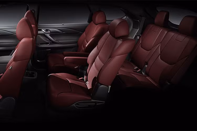 Ngoài ra, Mazda CX-9 2021 tại Malaysia còn có một trang bị mới là sạc điện thoại thông minh không dây. Nếu dùng hộp số tự động SkyActiv-Drive 6 cấp, xe sẽ có thêm lẫy chuyển số sau vô lăng. Những trang bị nội thất khác của Mazda CX-9 2021 tại Malaysia không có gì khác trước. 