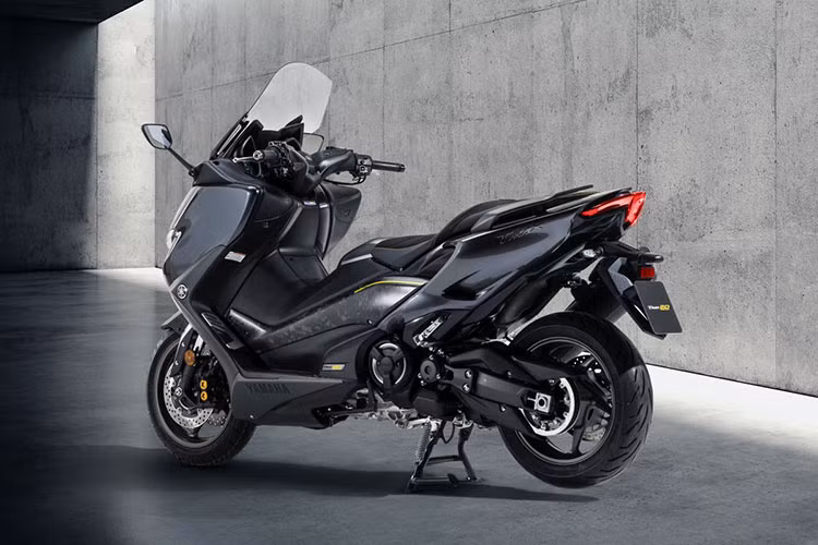 Về sức mạnh động cơ, Yamaha TMax 560 2021 vẫn sử dụng động cơ xy-lanh đôi, dung tích 560 cc, làm mát bằng dung dịch dạng DOHC, 4 van, 4 thì. Công suất cực đại đạt 48 hp tại 7.500 vòng tua/ phút và mô-men xoắn cực đại 56 Nm tại 5.250 vòng tua/ phút. Dung tích bình xăng 15 lít.
