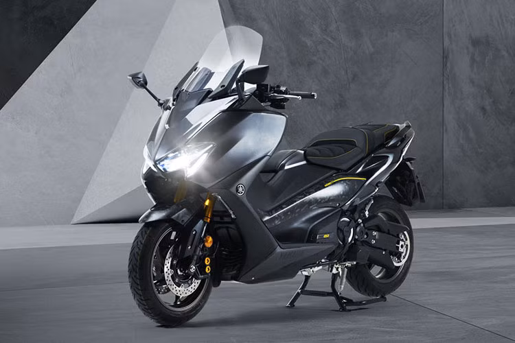 Mẫu xe tay ga hạng trung Yamaha TMAX 560 2021 mới đã được nâng cấp với nhiều công nghệ và ngoại hình, đáng chú ý là việc được trang bị khối động cơ tuân thủ tiêu chuẩn khí thải Euro5 cùng một số tính năng đáng tiền hơn so với "người tiền nhiệm".