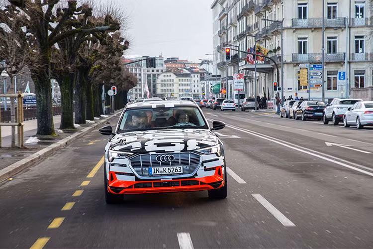 Audi sẽ cung cấp cho khách hàng e-Tron hệ thống sạc nhỏ gọn tiêu chuẩn sẽ có tính năng sạc với công suất lên đến 11kW, và hệ thống sạc nhanh có công suất 22kW sẽ là tùy chọn. Bên cạnh đó, xe còn có hệ thống có thể kết nối thông qua hệ thống Wi-Fi của gia đình và cung cấp chức năng sạc thông minh với hệ thống quản lý năng lượng ngay tại nhà.