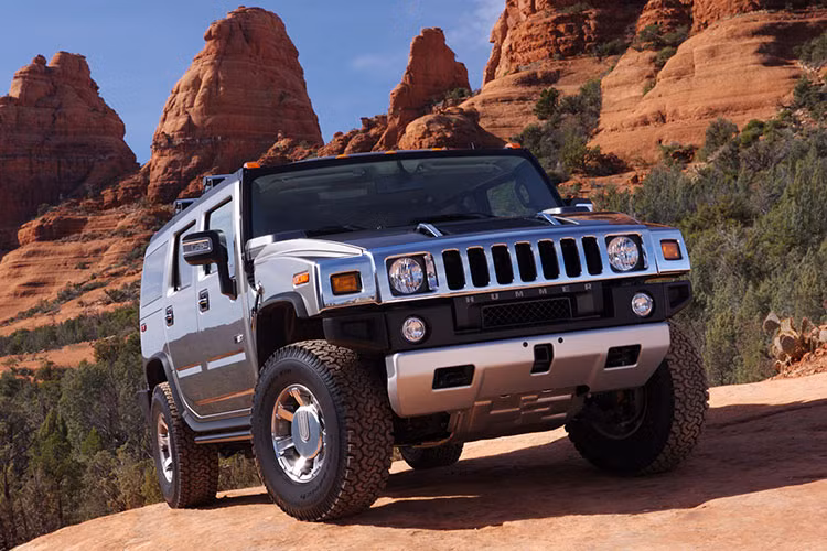 Đặc biệt là siêu xe Hummer H2 biển "khủng" 95H-3333 của vị đại gia này. Đây là dòng xe được mệnh danh là "ông vua sa mạc" Hummer H2 luôn được biết đến như biểu tượng của đường trường của thương hiệu General Motors (GM), Mỹ.