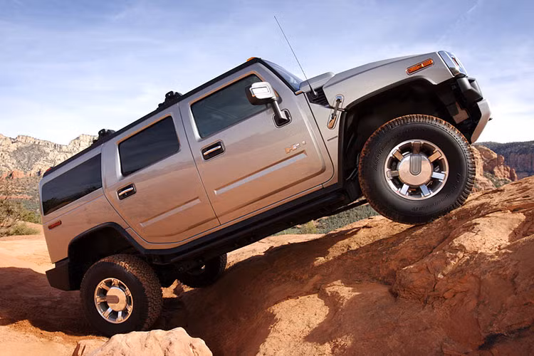 Là mẫu SUV thuộc dạng "hàng khủng" tại Việt Nam, số xe Hummer tại Việt Nam không nhiều, chỉ tính trên đầu ngón tay. Chính vì vậy mức giá cho siêu xe SUV này cũng không hề rẻ, một chiếc Hummer H2 đời cũ cũng có giá lên đến vài tỷ đồng.