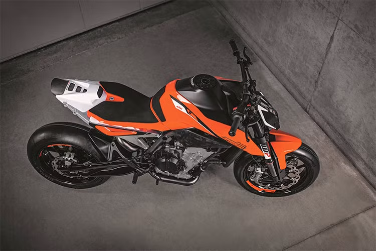Một số chi tiết KTM 790 Duke 2018 khá mạnh mẽ với những đường nét sắc bén tương tự như chiếc xe "đầu bảng" 1290 Super Duke R của hãng. Nhằm giúp tăng cường tính năng công thái học, The Scalpel có hệ thống thanh tay lái rộng 760 mm, làm bằng nhôm. Chiều cao yên ngồi xe khá hợp lý 825 mm, trọng lượng ướt 189 kg