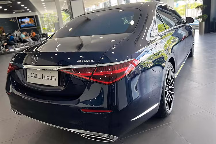 Tính năng điều chỉnh bằng cử chỉ và trợ lý ảo kích hoạt bằng khẩu lệnh “Hey Mercedes” giống như trợ lý ảo Siri trên điện thoại iPhone là những điểm mới của Mercedes-Benz S450 Luxury 4Matic 2022.