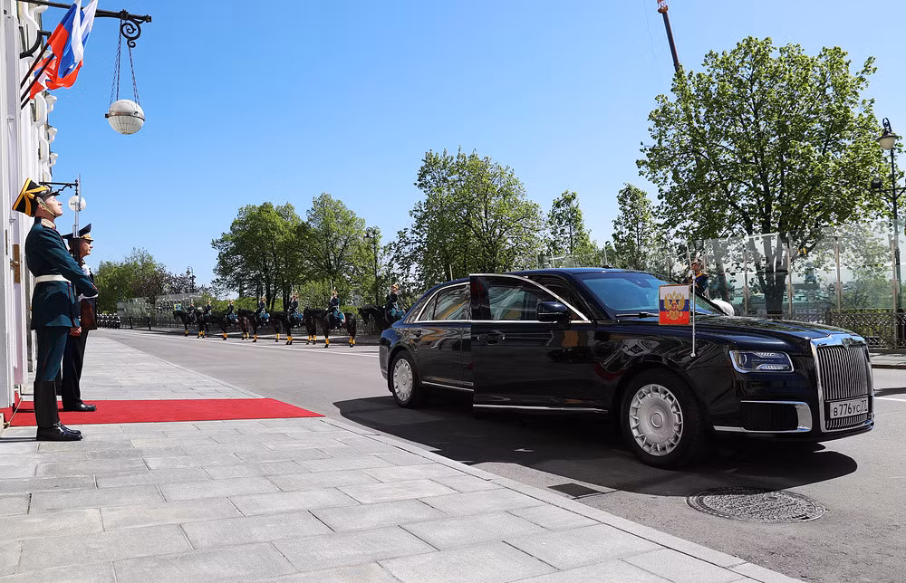 Dự án xe nguyên thủ Cortege sẽ tạo ra 4 mẫu xe: một chiếc sedan, một chiếc limousine (phiên bản mở rộng của chiếc sedan), một chiếc xe off-road và một chiếc minivan. Nhiệm vụ chính của dự án là tạo ra một chiếc limousine hộ tống cho người đứng đầu nhà nước Nga, Tổng thống Vladimir Putin.