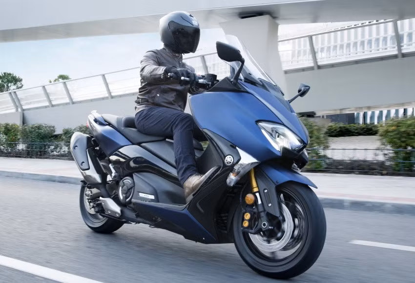 Yamaha TMax SX và DX đều sử dụng chung một động cơ dung tích 530 cc với công suất 45,3 mã lực ở vòng tua 6.750 vòng/phút và mô men 53 Nm tại 5.250 vòng/phút. Xe trang bị hệ thống phun xăng điện tử EFI, hộp số tự động và dây cuaroa hình thang.