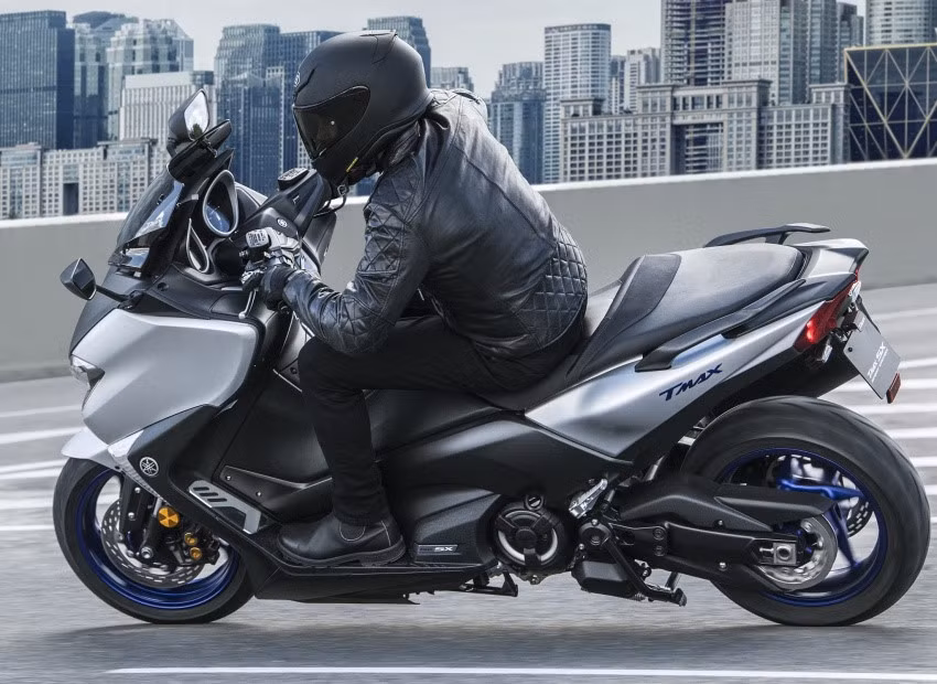 Bộ đôi xe ga cỡ lớn Yamaha SX Sport Edition và DX sở hữu hai chế độ lái D-Mode với khả năng điều chỉnh sức mạnh cho từng điều kiện di chuyển. Chính giữa tay lái nổi bật với bảng điều khiển TFT-LCD đơn sắc.