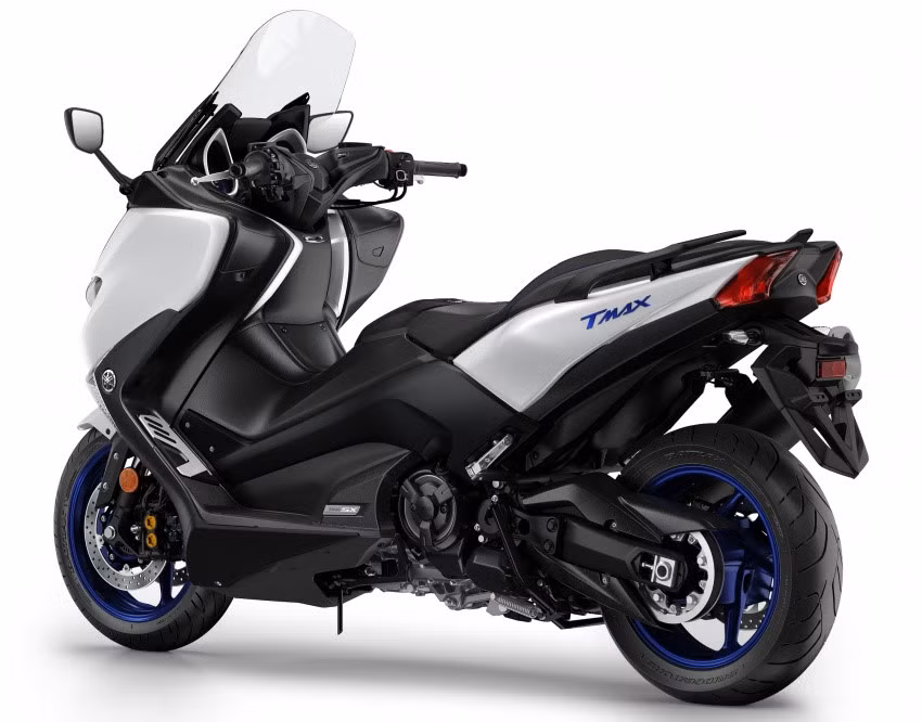Cả hai mẫu Yamaha TMax SX và DX đều được thiết kế với mục đích mang đến sự thoải mái của người lái. Yamaha TMax SX nhắm đến tính thể thao, trong khi DX tập trung vào khả năng đi đường trường.