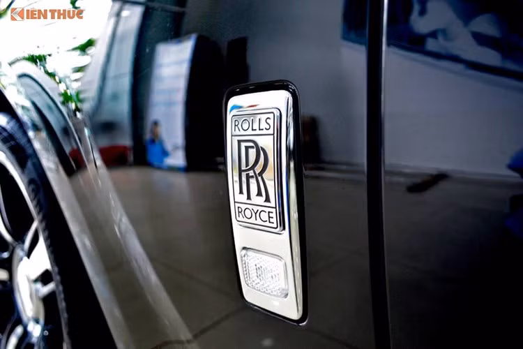 Nằm ở phía trên thân xe ở hai bên cánh cửa trước của xe là biểu tượng "Rolls-Royce" làm bằng kim loại sáng không gỉ tích hợp đèn báo. Xe có chiều dài 5/570 mm, rộng 1.948 mm, cao 1.550 mm, trong lượng xe không tải lên đến 2.570 kg.