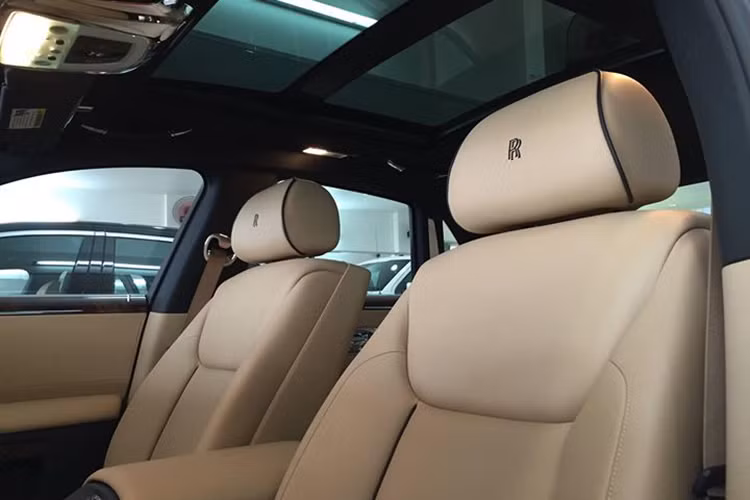 Trên mẫu xe này, cửa sổ trời toàn cảnh được thiết kế mang nhiều ánh sáng trời vào khoang xe, hệ thống loa giải trí công suất 600W. Ngoài ra chức năng Rolls-Royce Connect tích hợp các tính năng của chiếc iPhone vào xe giúp bạn dễ dàng kết nối với mạng Internet cùng nhiều tính năng khác...