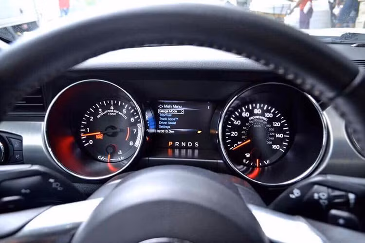 Trên phiên bản Ford Mustang GT 5.0, nó được các nhà thiết kế lấy cảm hứng từ máy bay, các tính năng hiện đại như: khả năng truy cập thông minh, SYNC, MyFord Touch, ứng dụng chỉ đường, đồng hồ MyColor và hệ thống âm thanh Sharer Pro mới… cũng được tích hợp trên xe.