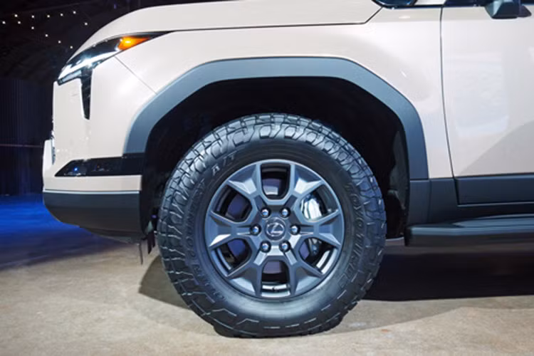Ngoài ra, mẫu SUV hạng sang Lexus GX 550 2024 còn được trang bị hệ dẫn động 4 bánh toàn thời gian và khóa vi sai chống trượt trung tâm Torsen tiêu chuẩn. Hộp số phụ điều khiển điện tử giúp thời gian chuyển giữa 2 chế độ cầu chậm 4WD-High và cầu nhanh 4WD-Low nhanh hơn trước.
