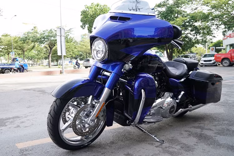 Tại thị trường quên nhà - Mỹ, một chiếc Harley-Davidson CVO Street Glide 2017 có giá lên tới 38.000 USD. Hiện tại, chiếc xe trong bài viết này đang được bán ra chính hãng với mức giá tại thị trường Việt Nam lên tới 1,7 tỷ đồng - tương đương một chiếc xe ôtô hạng sang hiện nay.