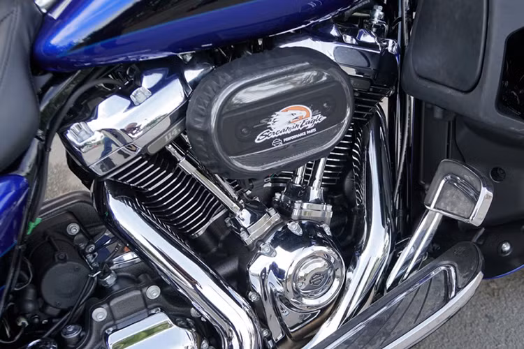 Động cơ Milwaukee-Eight CVO mới có dung tích "khủng" lên tới 114 inch khối (tương đương 1868 cc), đem tới mô-men xoắn cực đại hơn 160 Nm. Milwaukee-Eight đem tới hiệu năng cao hơn hẳn, giúp xe tăng tốc từ 0-100 km/h nhanh hơn 11% so với các dòng động cơ cũ. Giống phiên bản thường, động cơ của CVO Street Glide cũng giải quyết vấn đề tản nhiệt tốt hơn đời cũ.
