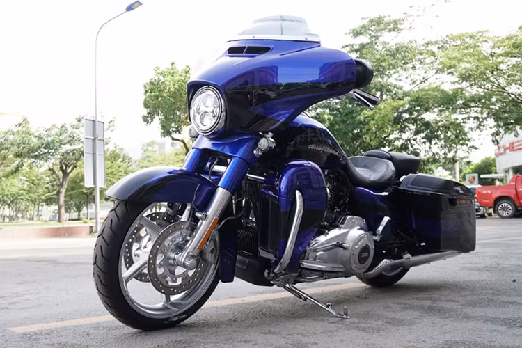 Mẫu xe môtô Harley-Davidson CVO Street Glide 2017 là phiên bản đặc biệt của Street Glide, xe được độ chính hãng bởi bộ phận CVO (Custom Vehicle Operations). Xét về tổng thể chiếc xe vẫn được giữ nguyên , tuy nhiên một số chi tiết trên CVO Street Glide 2017 được thay đổi nhằm tạo sự khác biệt với phiên bản thường.