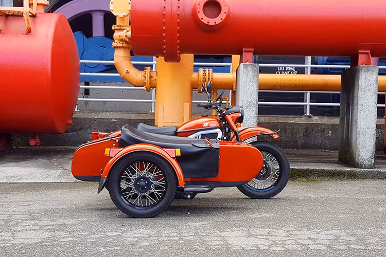 Được biết, Ural cT là sản phẩm hợp tác giữa thương hiệu Ural và công ty xe điện Zero Motorcycles, Mỹ và hãng thiết kế ICG. Về ngoại hình, Ural cT vẫn là một chiếc sidecar truyền thống với đầy đủ xe và thuyền.