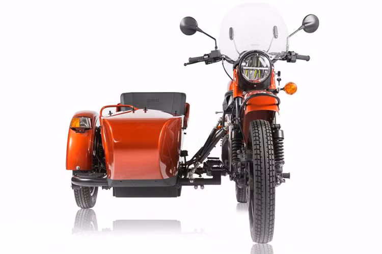 Mẫu xe 3 bánh Ural cT khoác lên mình màu cam sẫm nổi bật trên nền đen. Thùng xe và các chi tiết khác..., vẫn mang dáng dấp của một chiếc sidecar 3 bánh nguyên thuỷ chạy nhiên liệu xăng đang lăn bánh trên thị trường.