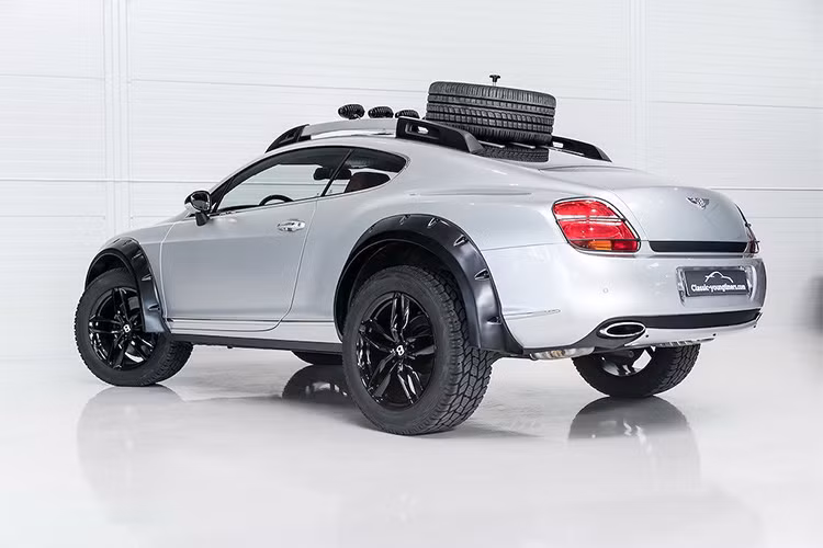 Ngoài “dàn chân” offroad, chiếc xe còn được gắn thêm dàn đèn chiếu sáng tăng cường trên mui, baga chằng đồ và lốp dự phòng để trên nóc.