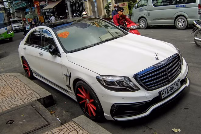 Đây là chiếc Mercedes-Benz S Class W222, mẫu xe được gắn trên mình gói ngoại thất của Wald. Xe được độ bởi Wit Tuning, xưởng độ từng cho ra đời nhiều chiếc xe độc đáo tại TP HCM.