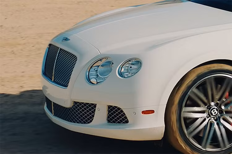 Theo tìm hiểu, đây là chiếc xe siêu sang Bentley Continental GT Speed Coupe 2013 màu trắng này, là dòng xe nhanh nhất mà Bentley từng chế tạo với tốc độ tối đa đạt 330km/h, nhanh hơn cả chiếc SuperSports.
